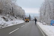 Damit Fussgänger den Wanderweg zum Gübsensee gefahrlos erreichen können, soll das geplante Trottoir bis nach der Kurve reichen. (Bild: ker)
