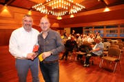 Marcel Fehr, scheidender Präsident des FC Goldach (rechts) und Roger Giger, sein Amtskollege vom FC Rorschach sind erfreut über die deutliche Zustimmung zur Fusion. (Bild: Rudolf Hirtl)