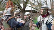 Jedes Detail muss stimmen: Zenturio Yves Rüttimann inspiziert die Kleidung der römischen Legionäre. (Bild: Andreas Taverner)
