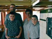 Käthi Frischknecht mit Ehemann Hännes und den beiden Söhnen Johannes (13 Jahre) und Beat (11). (Bild: Bruno Eisenhut)