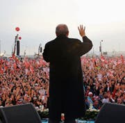 Von seinen Anhängern verehrt, von Kritikern gefürchtet: der türkische Präsident Erdogan. (Bild: EPA)