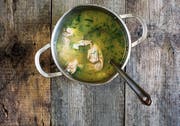 Ob Suppenhuhn oder Rüstabfälle: Im Kochtopf werden sie zur unverzichtbaren Bouillon. (Bild: Getty)
