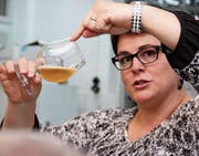 Conny Widmer erläutert die Ingredienzen eines Bieres. (Bilder: art)