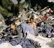 Der Zyklus der modernen Modeindustrie: Frauen in einem Recyclingcenter in Delhi sortieren Altkleider aus dem Westen, nicht wenige davon wurden einst in Indien billig produziert. (Bild: Tim Mitchell (Indien, 2005 ))