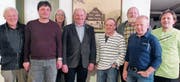 Vor dem nostalgischen Bild des damaligen Hotels «Krone» (heute Landgasthof) gruppieren sich Vorstands- und Revisionsmitglieder des nunmehr aufgelösten VVW mit Ehrenpräsident Hans Sieber (links) und Gemeindepräsident Gino Pauletti (4. von links). (Bild: PE)