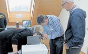Technikbegeisterte reparieren jeden ersten Samstag im Monat im Dachgeschoss des Win-Win-Marktes defekte Geräte. (Bild: pd)