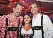 Fühlen sich am Oktoberfest Münsterlingen als Bayern: Peter Gsell, Tracey und Tobi Kehl. (Bilder: www.tgplus.ch/Chris Marty)