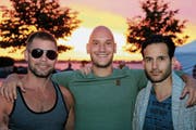Geniessen den schönen Sommerabend in Horn: Adrian Thurnherr, Mario Corradini und Wassili Kotsaridis.