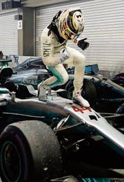 In Siegerpose: Lewis Hamilton nach seinem 60. Triumph in der Formel 1. (Bild: Lynn Bo Bo/EPA)