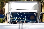 Der Lastwagen steht noch immer auf der Promenade des Anglais. (Bild: IAN LANGSDON (EPA))