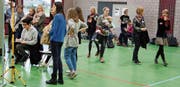 In der Sporthalle gab es Begegnungsmöglichkeiten mit den Schülern, die Besucher beispielsweise porträtierten. (Bild: Markus Bösch)