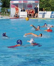 Vor den Männern waren die Damen an der Reihe: Im Cupfinal der Frauen besiegte Basel (weisse Kappen) die Winterthurerinnen.