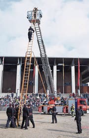 Moderne trifft auf Vergangenheit: Eine Steigleiter aus früheren Zeiten und das Drehleiterfahrzeug der Feuerwehr Teufen-Bühler-Gais. (Bilder: Bruno Eisenhut)