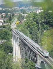 Endbahnhof bleibt Luzern: Der Voralpen-Express unterwegs auf dem Sitterviadukt bei Bruggen. (Bild: Michel Canonica)