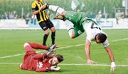 Der St. Galler Albian Ajeti (rechts) scheitert am Glarner Torhüter Danko Savanovic – nicht zum letzten Mal in diesem Spiel. (Bild: Gian Ehrenzeller/KEY)