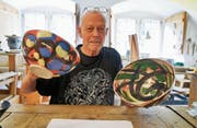 Bruder Pierre präsentiert seine neusten Ton-Kreationen in seinem Atelier im Kloster Fischingen. (Bild: Maya Heizmann)