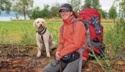 Schwer bepackt: Am Wochenende wanderte Ramona Bär mit ihrem Hund Loup den Bodensee entlang. (Bild: Daniela Ebinger)