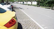 Während der Badesaison sind die mobilen Veloständer auf Parkfeldern montiert. (Bild: Max Eichenberger (6.2017))