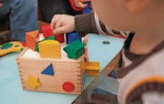 In Tagesfamilien können Kinder oftmals flexibler betreut werden als in Kindertagesstätten. (Bild: Reto Martin)
