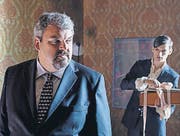 Der Bestatter und sein Gehilfe: Mike Müller und Reto Stalder. (Bild: SRF)