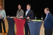Die Kandidaten Roland Fischer, Ruedi Herzig und Paul König standen der Bevölkerung Red und Antwort. (Bild: Astrid Zysset)