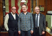 Quartiervereinspräsident Reto Brunschweiler umringt von Schulpräsident Andreas Wirth (links) und Stadtrat Ruedi Huber. (Bild: Samuel Koch)
