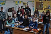 Schulprojekt für einen guten Zweck: Die 6. Klasse Buchserbach mit Klassenlehrer Alberto Söylemez. (Bild: Armando Bianco)