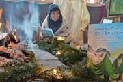 Therese Looser trägt in der Naturerlebnishütte eine Geschichte aus «Mooreule und Öhrli-Pötscher» vor. (Bild: Roger Fuchs)