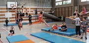 Turnende und spielende Wiler Schulkinder in der Klosterturnhalle. (Bild: PD)