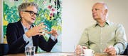 Stadträtin Christa Thorner und Markus Kutter, Amtsleiter Gesellschaft und Integration, am Sitzungstisch der städtischen Sozialdienste an der Rheinstrasse 6. (Bild: Reto Martin)