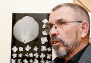 Sepp Köppel stellt in der Rathaus-Galerie in Frümsen aus, hier Hortensienblüten in einer Dunkelkammerarbeit. (Bild: Hansruedi Rohrer)