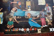 Das Murales von Regina Holliday erzählt die Leidensgeschichte ihres Mannes. Fred ist gestorben, weil er zu spät krankenversichert wurde. (Bild: Thomas Spang)