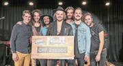 The Souls mit dem Check: Den anonymen Spender kennen allerdings auch sie nicht. (Bild: Julia Kaufmann)
