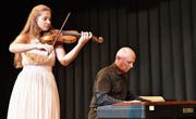Ariana und Alesh Puhar ernteten für ihre musikalischen Intermezzi am Neujahrsempfang tosenden Applaus. (Bilder: Heini Schwendener)