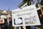 Tierschützer des Vereins gegen Tierfabriken (VgT) demonstrieren gegen Kantonstierarzt Paul Witzig und Regierungsrat Walter Schönholzer. Nun hat VgT-Präsident Erwin Kessler eine Strafanzeige gegen die beiden eingereicht. (Bild: Donato Caspari)