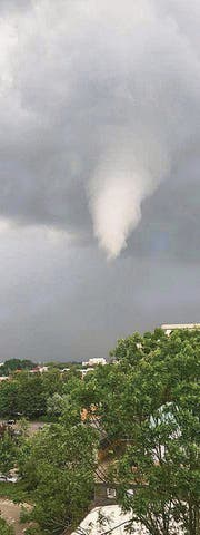 Ein Tornado zieht am 7. Juni 2016 über Hamburg. (Bild: ap/Monika Zucker)