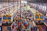 Viele indische Züge sind veraltet und häufig hoffnungslos überfüllt. (Bild: Tuul & Bruno Morandi (Photolibrary RM) (Mumbai, 31. Januar 2015))