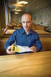 Schlossherr Andi Angehrn aus Hagenwil hat teure Post erhalten. (Bild: Andrea Stalder)