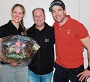 Junioren-Schweizer-Meisterin Lorina Zelger (links) und Olympiateilnehmer Jonas Lenherr (rechts) freuten sich über den würdigen Empfang durch Skiclubpräsident Manfred Hardegger und die Gamser Vereine sowie Behörden. (Bild: Ursina Marti)