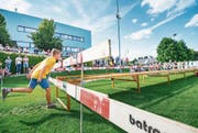 Mit Anlauf: Ein junger Teilnehmer spuckt seinen Chriestistei so weit wie möglich. (Bild: Andrea Stalder)