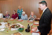 Beno Kehl (rechts) führte mit Pfarrer Leo Schenker durch den Pessach-Seder-Abend. (Bild: Christoph Heer)