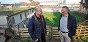 Die Stadträte Christoph Suter und Urs Oberholzer stehen am Ort, von wo sich die Brücke Richtung Hafen schwingt. (Bild: Markus Schoch)