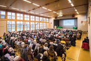 384 Stimmbürgerinnen und Stimmbürger fanden den Weg in die Mehrzweckhalle Gachnang. (Bild: Reto Martin)