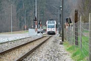 Gesicherte Bahnübergänge – wie hier in Lüdem nahe Frauenfeld – sollen helfen, Kollisionen zu verhindern. (Bild: Donato Caspari)