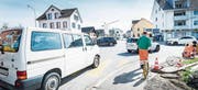 Von der Schulstrasse in die Hauptstrasse einzubiegen, braucht mehr Geduld als sonst. (Bild: Andrea Stalder)