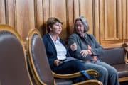 Vizefraktionschefin der CVP Viola Amherd und CVP-Ständerätin Anne Seydoux-Christe unterhalten sich im Bundeshaus. (Bild: Keystone)