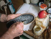 Nebst Leder der Stoff für die Schuhmacher: Leim. (Bild: Michel Canonica (Michel Canonica))