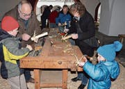 Konzentration bei der Herstellung der Beechüe unter den Rathausbögen in Appenzell. (Bilder: Roger Fuchs)