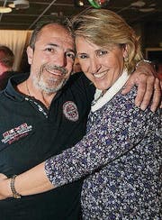 Eng umschlungen: Vito und Sonja Padula.