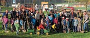 Die freiwilligen Helferinnen und Helfer waren voller Tatendrang. (Bild: PD)